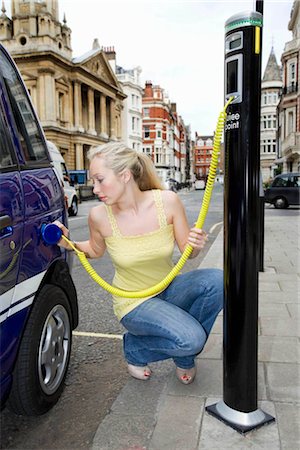 Young woman charging electric car Foto de stock - Sin royalties Premium, Código: 649-02424167