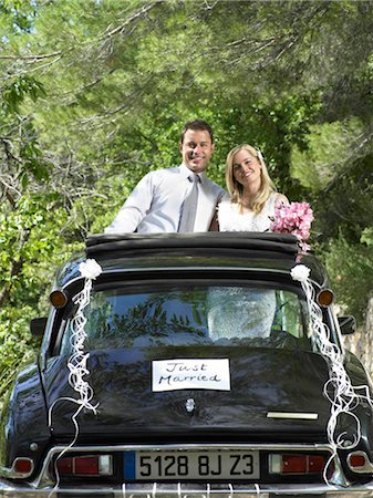 simsearch:649-06432569,k - Wedding couple in wedding car Foto de stock - Sin royalties Premium, Código: 649-02424529