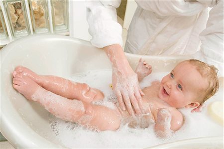 A mother bathing her baby boy Stock Photo - Premium Royalty-Free, Code: 649-02665528