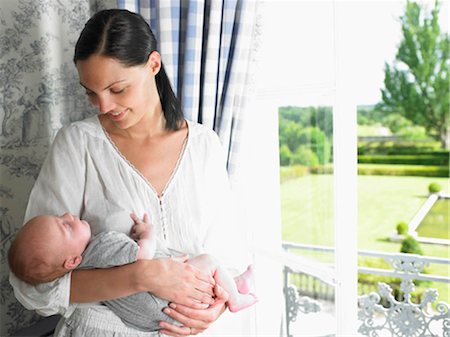 Mother and baby by the window Foto de stock - Sin royalties Premium, Código: 649-02666287