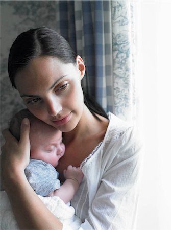 simsearch:6113-06720631,k - Mère et son bébé par la fenêtre Photographie de stock - Premium Libres de Droits, Code: 649-02666289