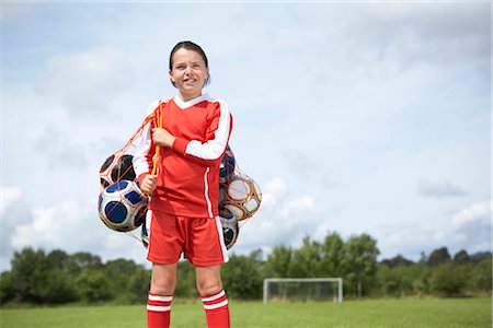 soccer player holding ball - Footballeur avec sac de balles Photographie de stock - Premium Libres de Droits, Code: 649-02733641