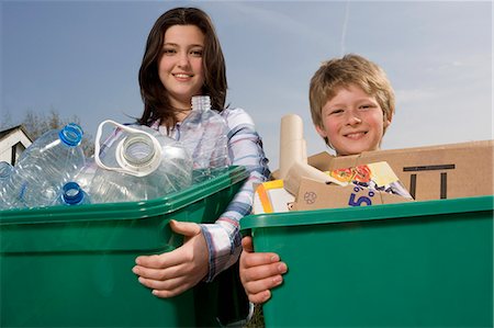 recycling bin - Enfants de recyclage Photographie de stock - Premium Libres de Droits, Code: 649-03009722