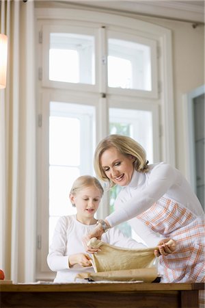 mother and daughter cooking Stock Photo - Premium Royalty-Free, Code: 649-03009790