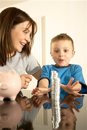 families wealthy - mum with son and money Stock Photo - Premium Royalty-Free, Code: 649-03009843
