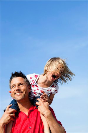 family activities - Girl Sitting On Fathers Shoulders Stock Photo - Premium Royalty-Free, Code: 649-03077737