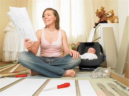 Woman and baby building furniture Stock Photo - Premium Royalty-Free, Code: 649-03154218