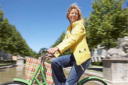 simsearch:649-06112583,k - Woman bicycling with shopping bag Foto de stock - Sin royalties Premium, Código: 649-03154604