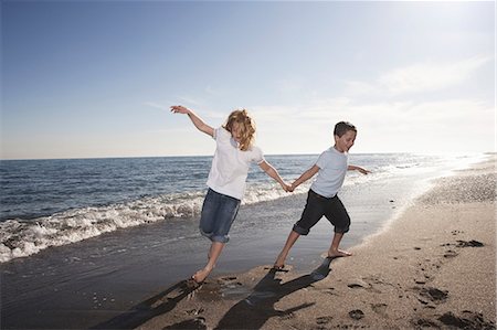 Boy and girl running on beach Stock Photo - Premium Royalty-Free, Code: 649-03154811