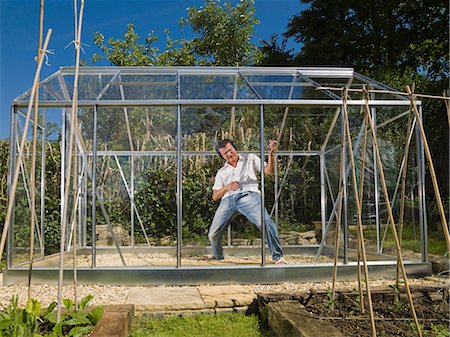 simsearch:614-07146649,k - Man playing air guitar in greenhouse Foto de stock - Sin royalties Premium, Código: 649-03153716