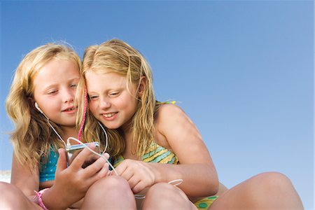 Two young girls sharing an ipod Stock Photo - Premium Royalty-Free, Code: 649-03294753