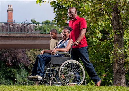 simsearch:700-03719343,k - femme en fauteuil roulant avec la famille Photographie de stock - Premium Libres de Droits, Code: 649-03296015