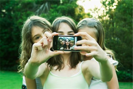 people in johannesburg - Girls taking photo with mobile phone Foto de stock - Sin royalties Premium, Código: 649-03296165