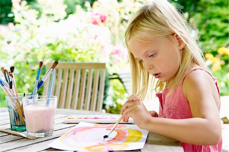 Girl painting, outdoors Foto de stock - Sin royalties Premium, Código: 649-03296409