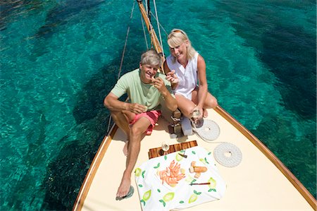 simsearch:6122-07699789,k - A senior couple picnic while sailing Stock Photo - Premium Royalty-Free, Code: 649-03291895