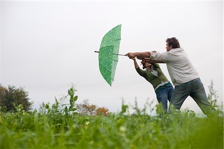 simsearch:649-06622380,k - couple with umbrella in windy field Foto de stock - Sin royalties Premium, Código: 649-03362799