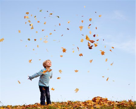 simsearch:649-05657687,k - garçon jeter l'automne laisse dans l'air Photographie de stock - Premium Libres de Droits, Code: 649-03362915