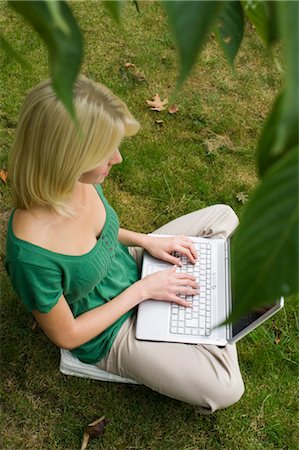 e-mail - girl on computer in garden Stock Photo - Premium Royalty-Free, Code: 649-03362975