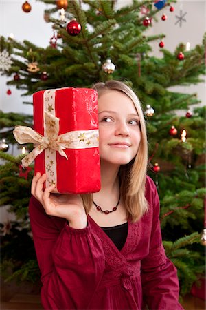 simsearch:649-05520883,k - girl with christmas present Stock Photo - Premium Royalty-Free, Code: 649-03417658