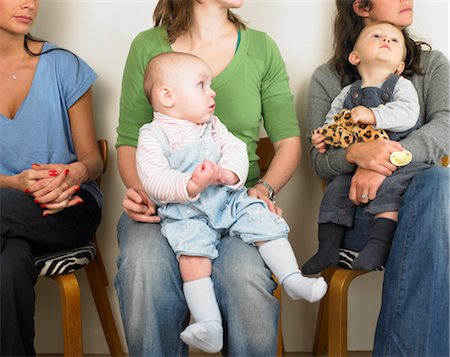 Les femmes et les bébés dans la salle d'attente Photographie de stock - Premium Libres de Droits, Code: 649-03418242