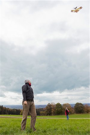 photos of people flying kites - Father and son fly a kite Stock Photo - Premium Royalty-Free, Code: 649-03418473