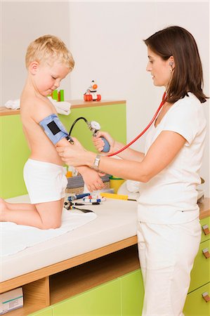 simsearch:6113-06720629,k - Children at the pediatrician Foto de stock - Sin royalties Premium, Código: 649-03447066