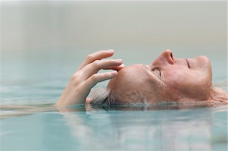 simsearch:696-03400314,k - Femme plus âgée, méditant dans la piscine Photographie de stock - Premium Libres de Droits, Code: 649-03447570