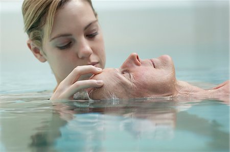 simsearch:696-03400314,k - Massage femme réception piscine Photographie de stock - Premium Libres de Droits, Code: 649-03447571