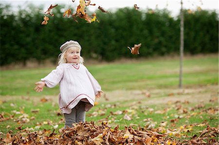 simsearch:649-05657687,k - Petite fille jetant les feuilles dans l'air Photographie de stock - Premium Libres de Droits, Code: 649-03447750
