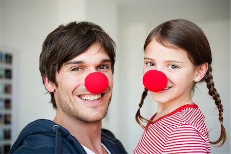 funny pose - Father and girl wearing red noses Foto de stock - Sin royalties Premium, Código: 649-03486962