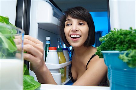 fridge - Femme à la recherche dans le frigo Photographie de stock - Premium Libres de Droits, Code: 649-03487125