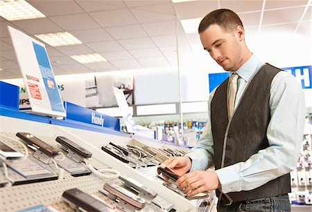 electronics - Employee preparing mobile phones Foto de stock - Sin royalties Premium, Código: 649-03487410