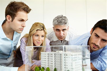 4 people looking at architectural design Foto de stock - Sin royalties Premium, Código: 649-03606301