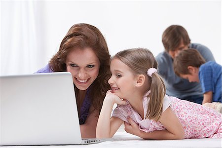 Mother and daughter on laptop Stock Photo - Premium Royalty-Free, Code: 649-03606615
