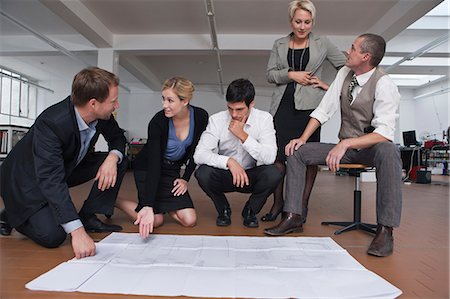 squatting - Business team in a meeting Stock Photo - Premium Royalty-Free, Code: 649-03622574