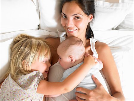 simsearch:632-08001820,k - Mother with babies in bed Stock Photo - Premium Royalty-Free, Code: 649-03666307