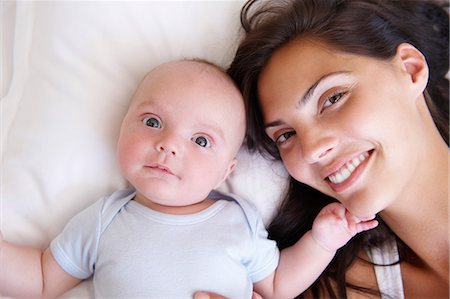 simsearch:6113-06720631,k - Femme avec son bébé, au lit Photographie de stock - Premium Libres de Droits, Code: 649-03666319