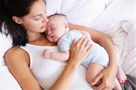 simsearch:6113-06720631,k - Woman and her baby sleeping in bed Foto de stock - Sin royalties Premium, Código: 649-03666325
