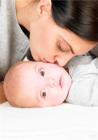 simsearch:6113-06720631,k - Mother kissing her baby Foto de stock - Sin royalties Premium, Código: 649-03666347