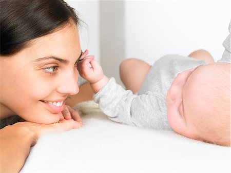 simsearch:6113-06720631,k - Mother looking at her baby Foto de stock - Sin royalties Premium, Código: 649-03666348