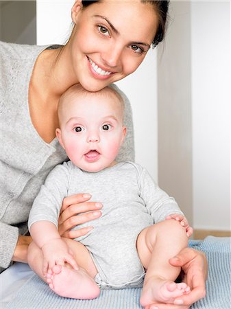 simsearch:6113-06720631,k - Portrait d'une mère avec son bébé Photographie de stock - Premium Libres de Droits, Code: 649-03666342