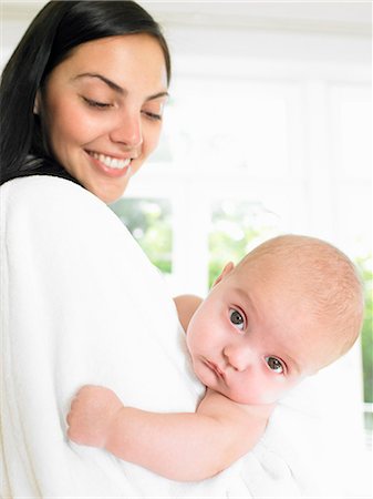 simsearch:6113-06720631,k - Mère avec son bébé, souriant Photographie de stock - Premium Libres de Droits, Code: 649-03666354
