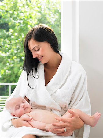 simsearch:6113-06720631,k - Mother with her baby in the bathroom Foto de stock - Sin royalties Premium, Código: 649-03666356