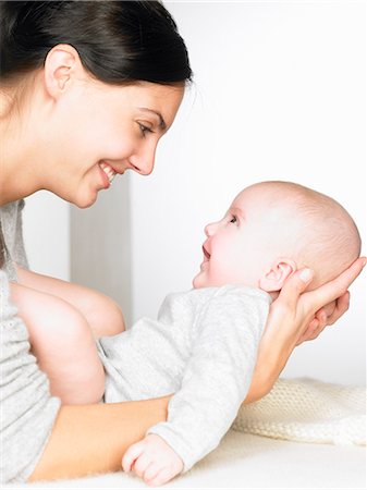 simsearch:6113-06720631,k - Mère avec son bébé, souriant Photographie de stock - Premium Libres de Droits, Code: 649-03666350