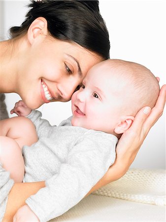 simsearch:6113-06720631,k - Mère avec son bébé, souriant Photographie de stock - Premium Libres de Droits, Code: 649-03666351