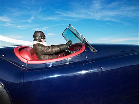 driving in car wind - Man in an old convertible Foto de stock - Sin royalties Premium, Código: 649-03666364