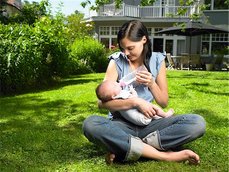 simsearch:6113-06720631,k - Mère de nourrir son bébé dans le jardin Photographie de stock - Premium Libres de Droits, Code: 649-03666385