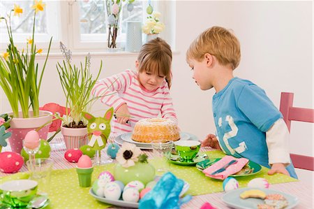 simsearch:649-06164469,k - girl and boy cutting cake easter table Foto de stock - Sin royalties Premium, Código: 649-03666642