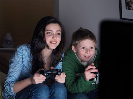 simsearch:649-06716505,k - Brother and sister playing TV game Stock Photo - Premium Royalty-Free, Code: 649-03667153