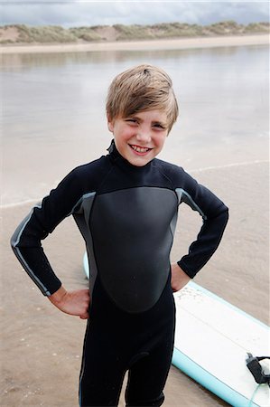 sports events - Portrait de jeune surfeur sur la plage Photographie de stock - Premium Libres de Droits, Code: 649-03768896